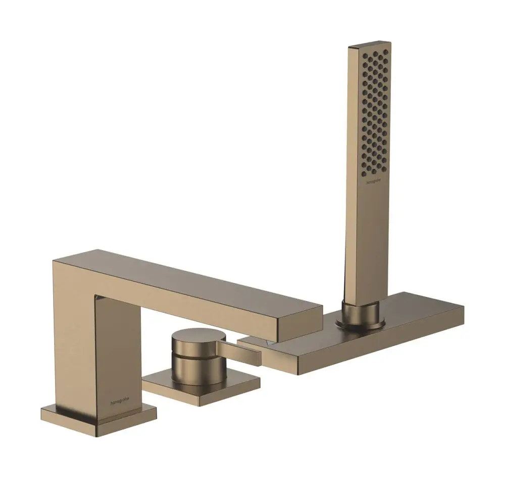 Wannenrandmischer von Hansgrohe mit drei Anschlüssen. Die Oberfläche in Brushed Bronze zeigt ein modernes Design mit einem schmalen, geraden Wasserhahn und einem separaten Bedienknopf.